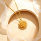Elegante collana con pendente a forma di fiore color oro