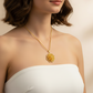 Elegante collana con pendente a forma di fiore color oro