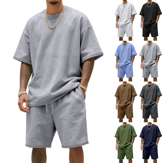Completo casual da uomo composto da t-shirt e pantaloncini.