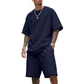 Completo casual da uomo composto da t-shirt e pantaloncini.