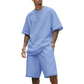 Completo casual da uomo composto da t-shirt e pantaloncini.