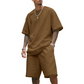 Completo casual da uomo composto da t-shirt e pantaloncini.