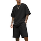 Completo casual da uomo composto da t-shirt e pantaloncini.