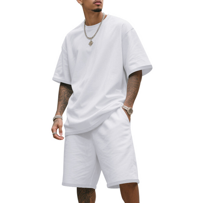Completo casual da uomo composto da t-shirt e pantaloncini.