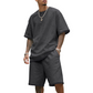 Completo casual da uomo composto da t-shirt e pantaloncini.