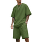 Completo casual da uomo composto da t-shirt e pantaloncini.