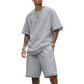 Completo casual da uomo composto da t-shirt e pantaloncini.