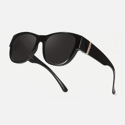 🕶️👓 Sconto del 50%! Attenzione, portatori di occhiali: questi occhiali da sole oversize si infilano facilmente sopra i vostri occhiali da vista e vi faranno sembrare una star del cinema, senza costose clip-on e senza dover armeggiare con le lenti!
