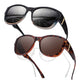 🕶️👓 Sconto del 50%! Attenzione, portatori di occhiali: questi occhiali da sole oversize si infilano facilmente sopra i vostri occhiali da vista e vi faranno sembrare una star del cinema, senza costose clip-on e senza dover armeggiare con le lenti!
