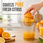 🍊Spremiagrumi manuale portatile: l'anello di base in gomma garantisce stabilità al bicchiere, il beccuccio per versare il succo è sicuro e non sporca. Spremi agrumi freschi senza versare nulla! 💪✨